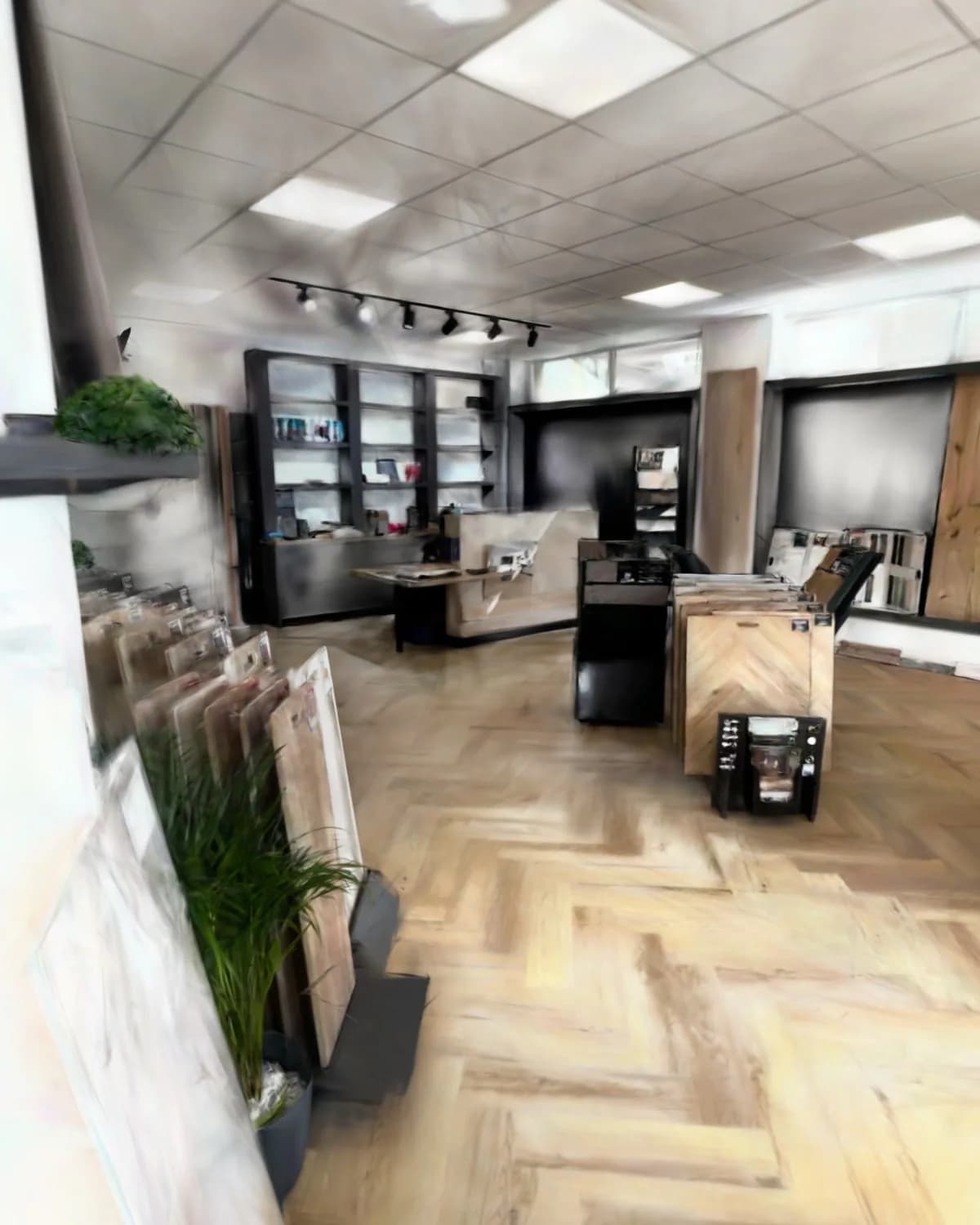 Beratungsbereich mit Tisch und Regalen im hinteren Teil des Showrooms, Ansicht aus dem 3D-Modell