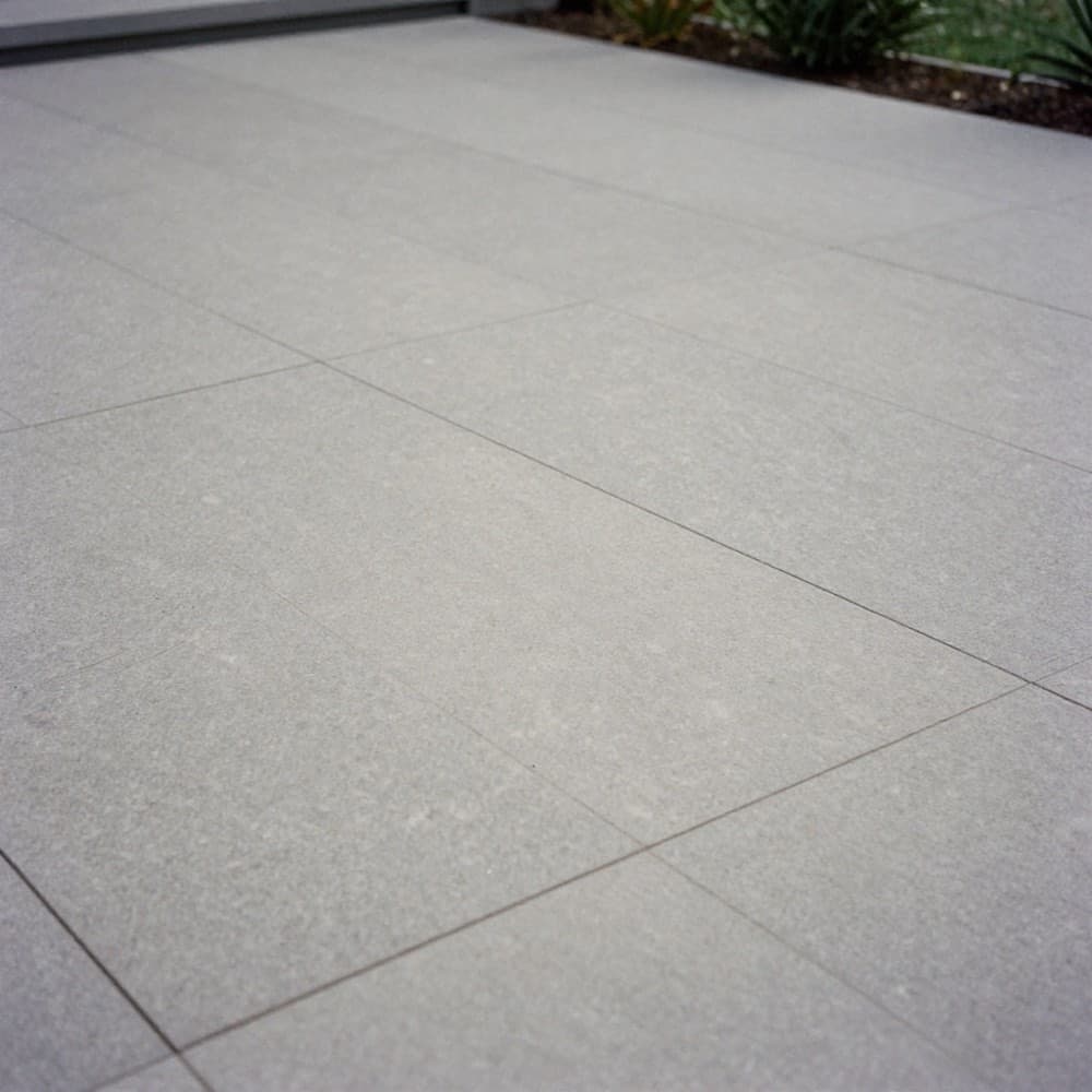 Großformatige graue Terrassenplatten mit feiner Steinstruktur